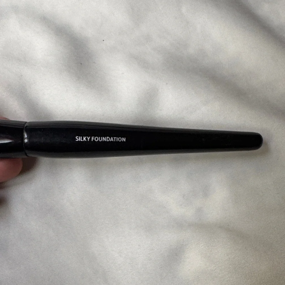 IT Cosmetics Black Silky Foundation Brush